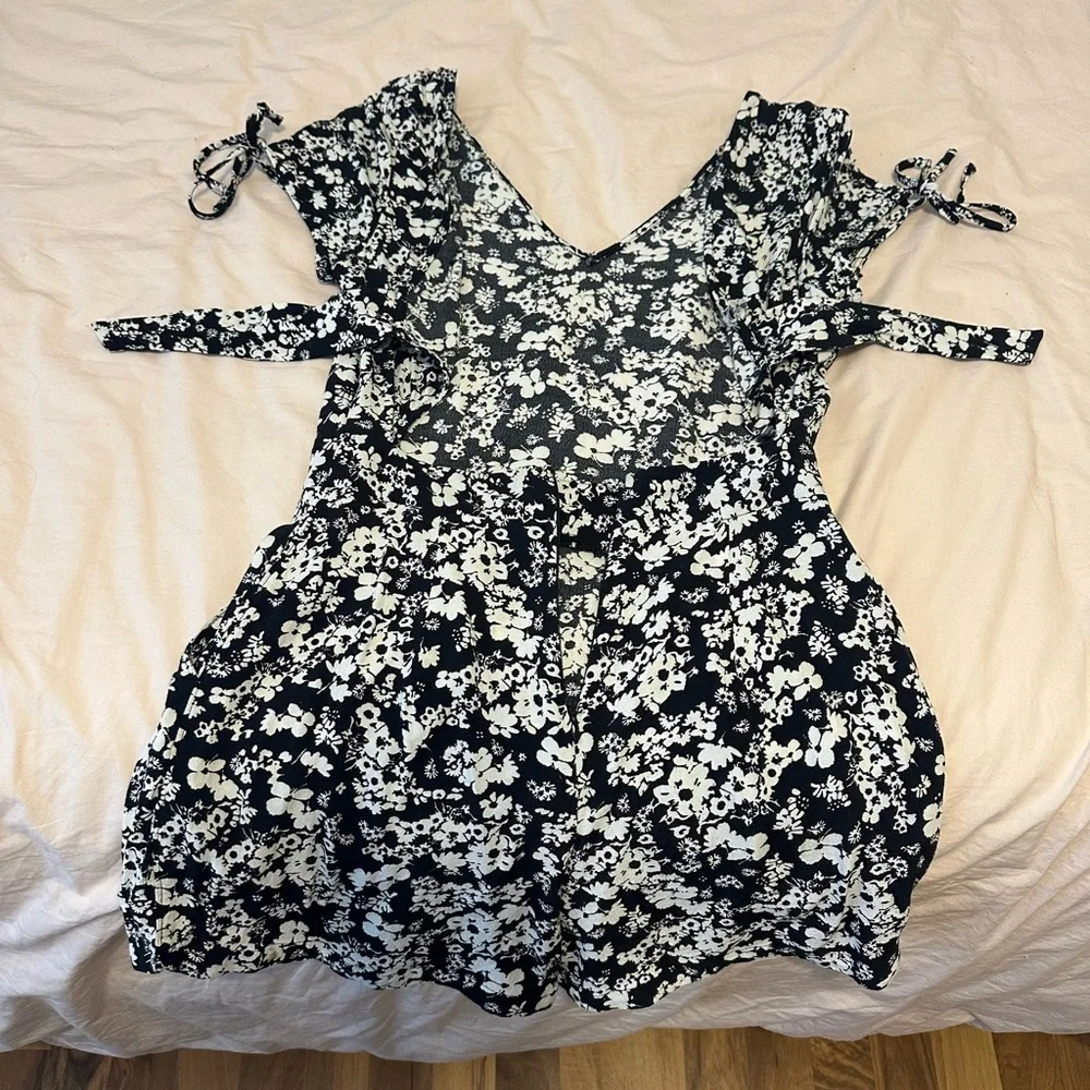 Express Black and White Floral Romper Short sleeves
Size 0 - Picture 8 of 8